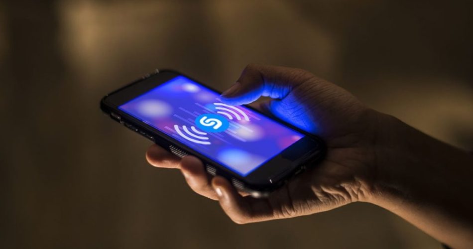 cara kerja teknologi pengenalan musik yang digunakan oleh aplikasi Shazam